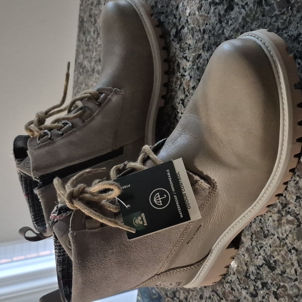 NWT Kamik Waterproof Leather Combat Boots Sz 9.5 $110 Retail.
